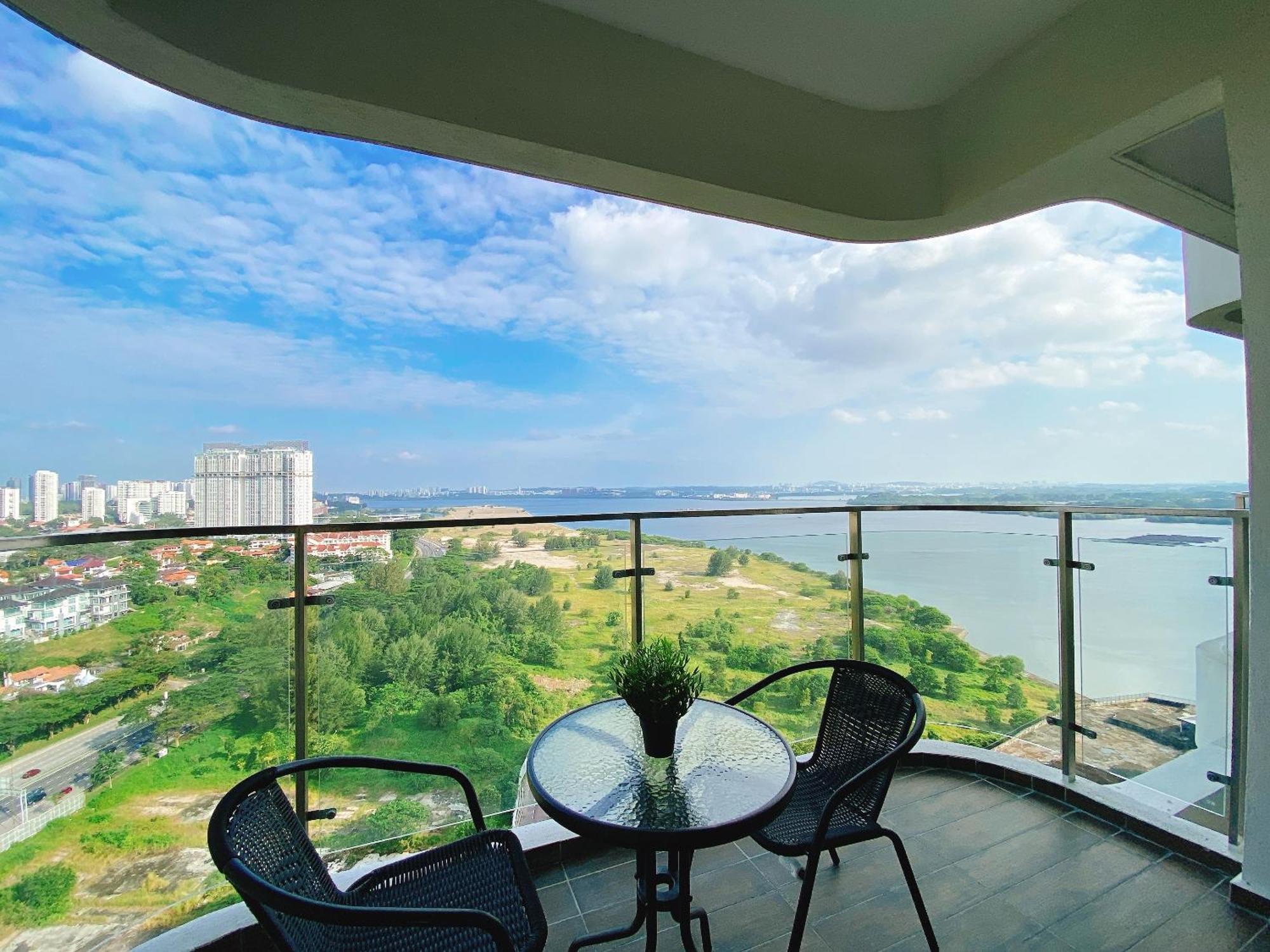 Apartment Seafront Country Garden Danga Bay By Lions Bay *