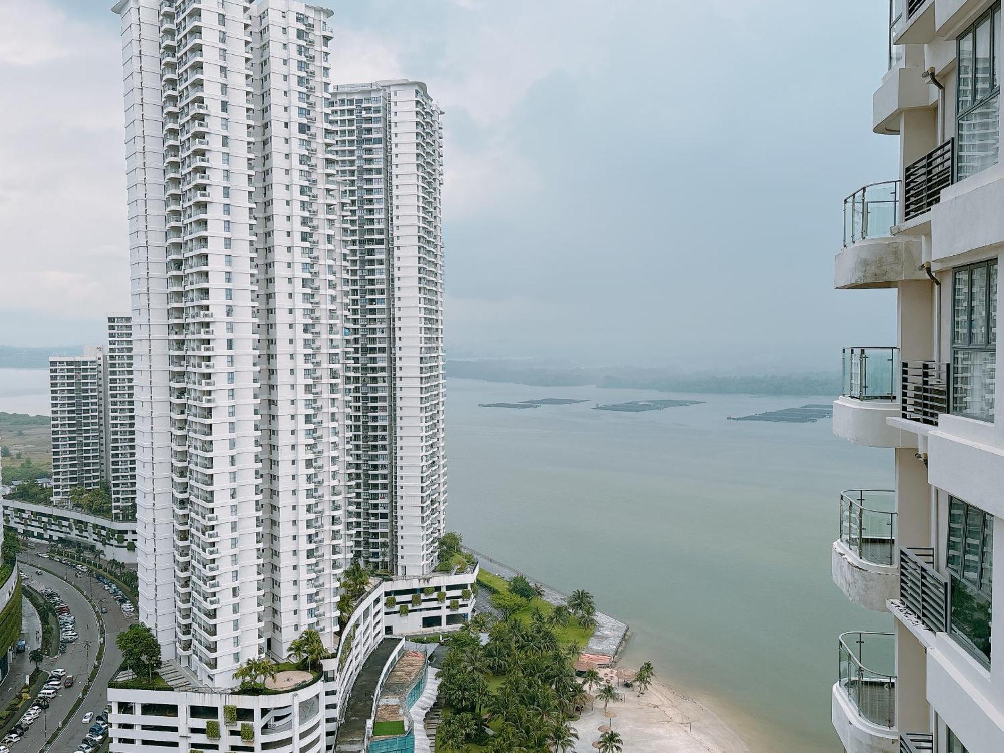 Seafront Country Garden Danga Bay By Lions Bay