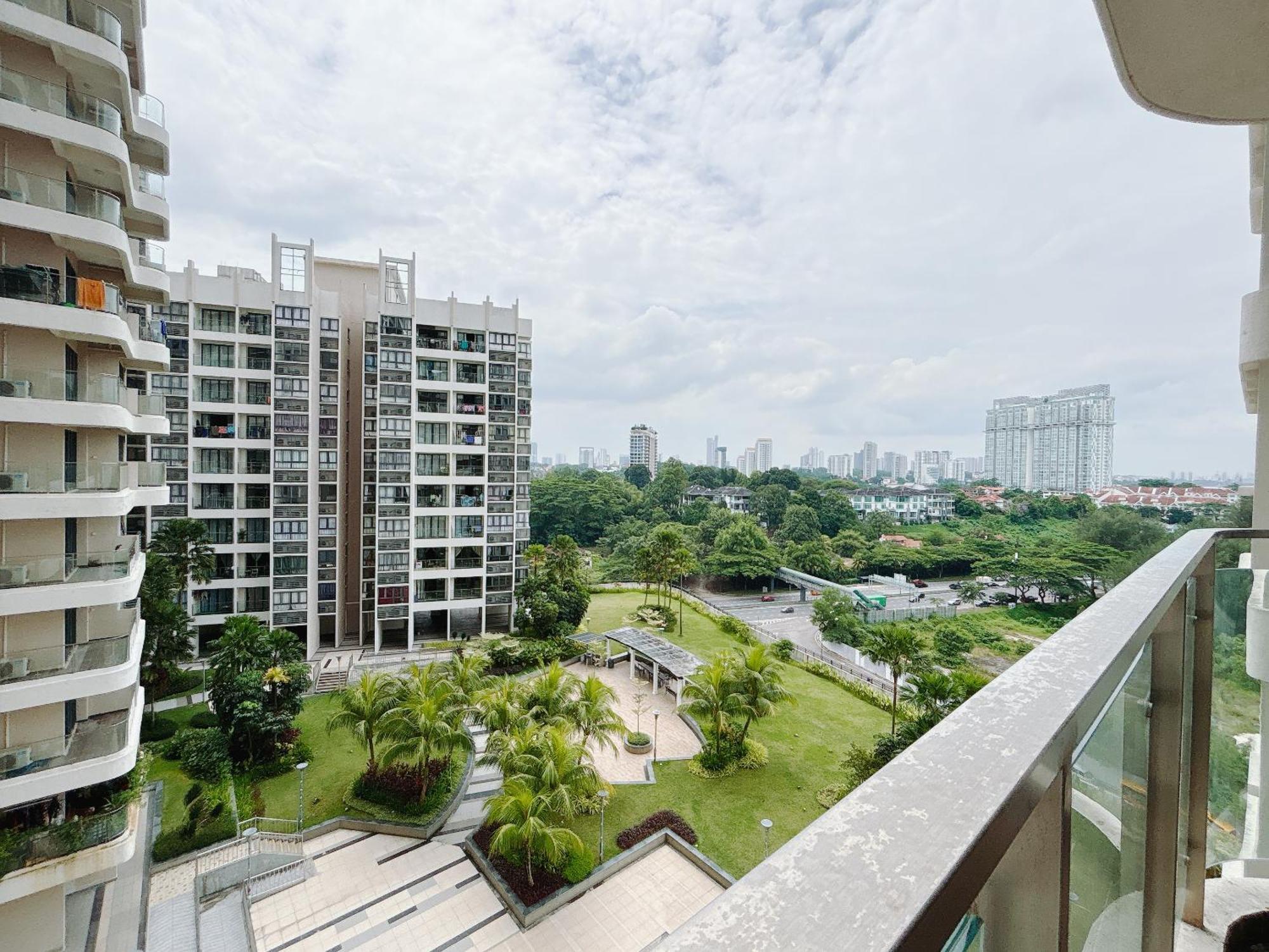Apartment Seafront Country Garden Danga Bay By Lions Bay