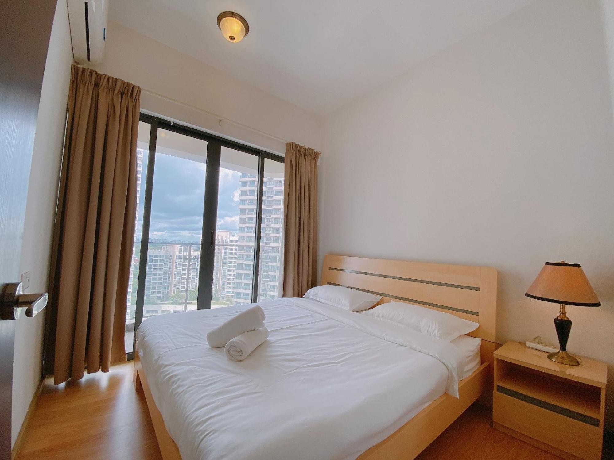 Apartment Seafront Country Garden Danga Bay By Lions Bay *