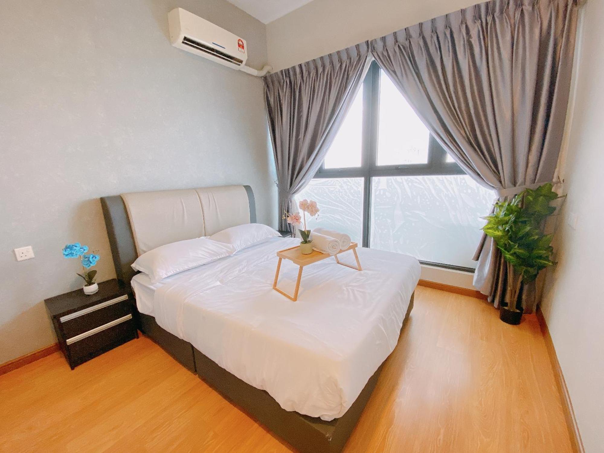 Apartment Seafront Country Garden Danga Bay By Lions Bay *