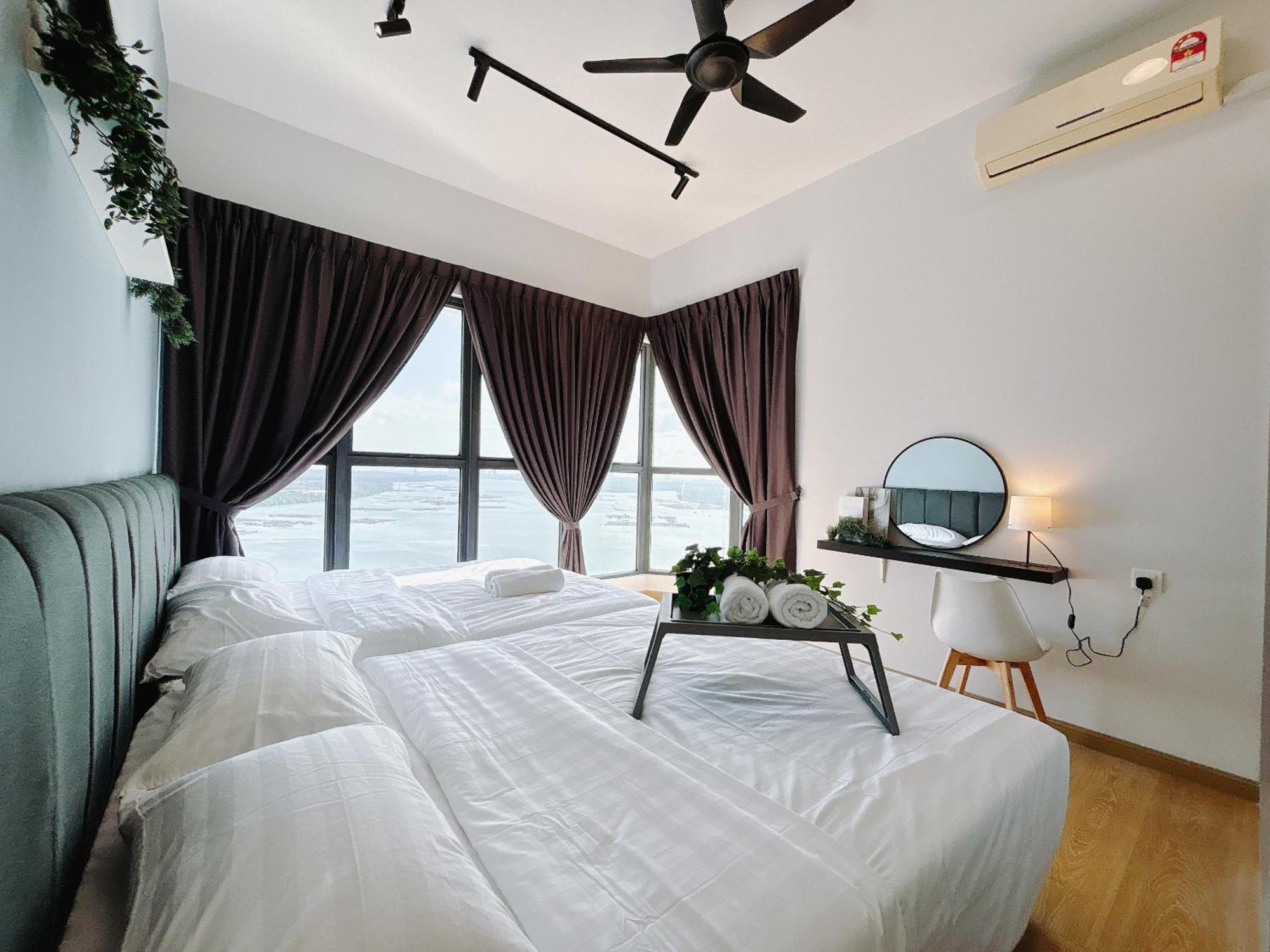 Apartment Seafront Country Garden Danga Bay By Lions Bay