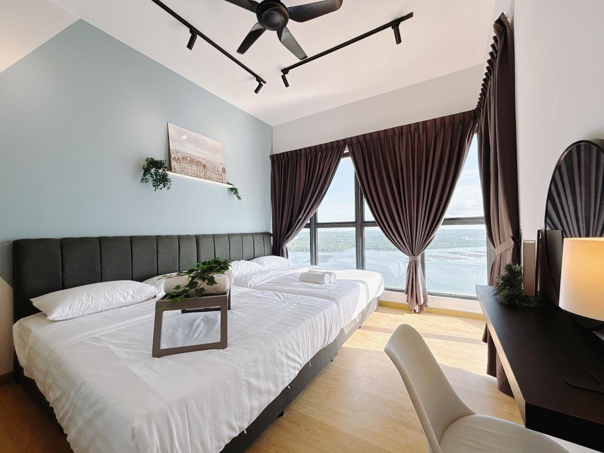 Apartment Seafront Country Garden Danga Bay By Lions Bay *