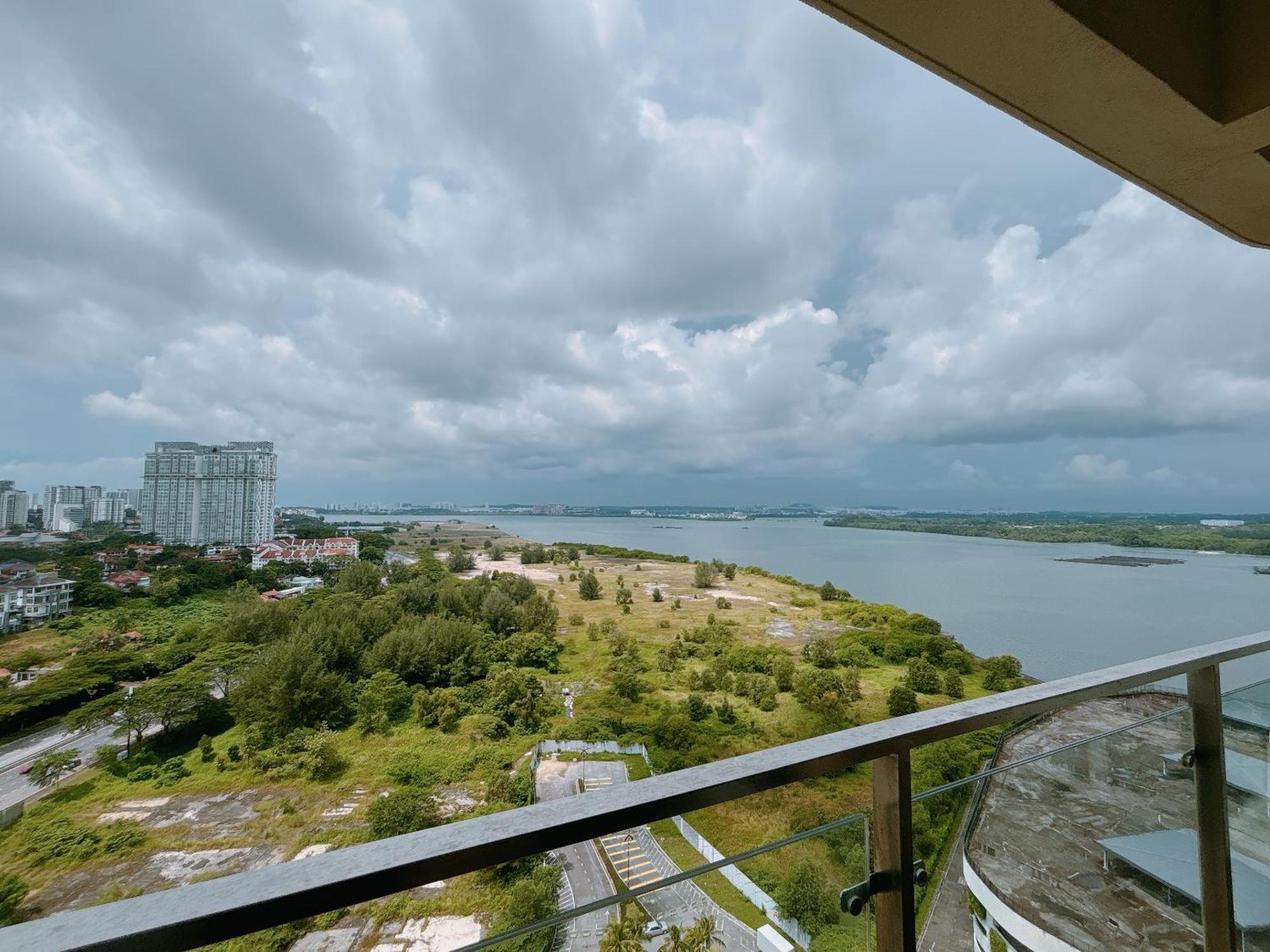 Seafront Country Garden Danga Bay By Lions Bay *