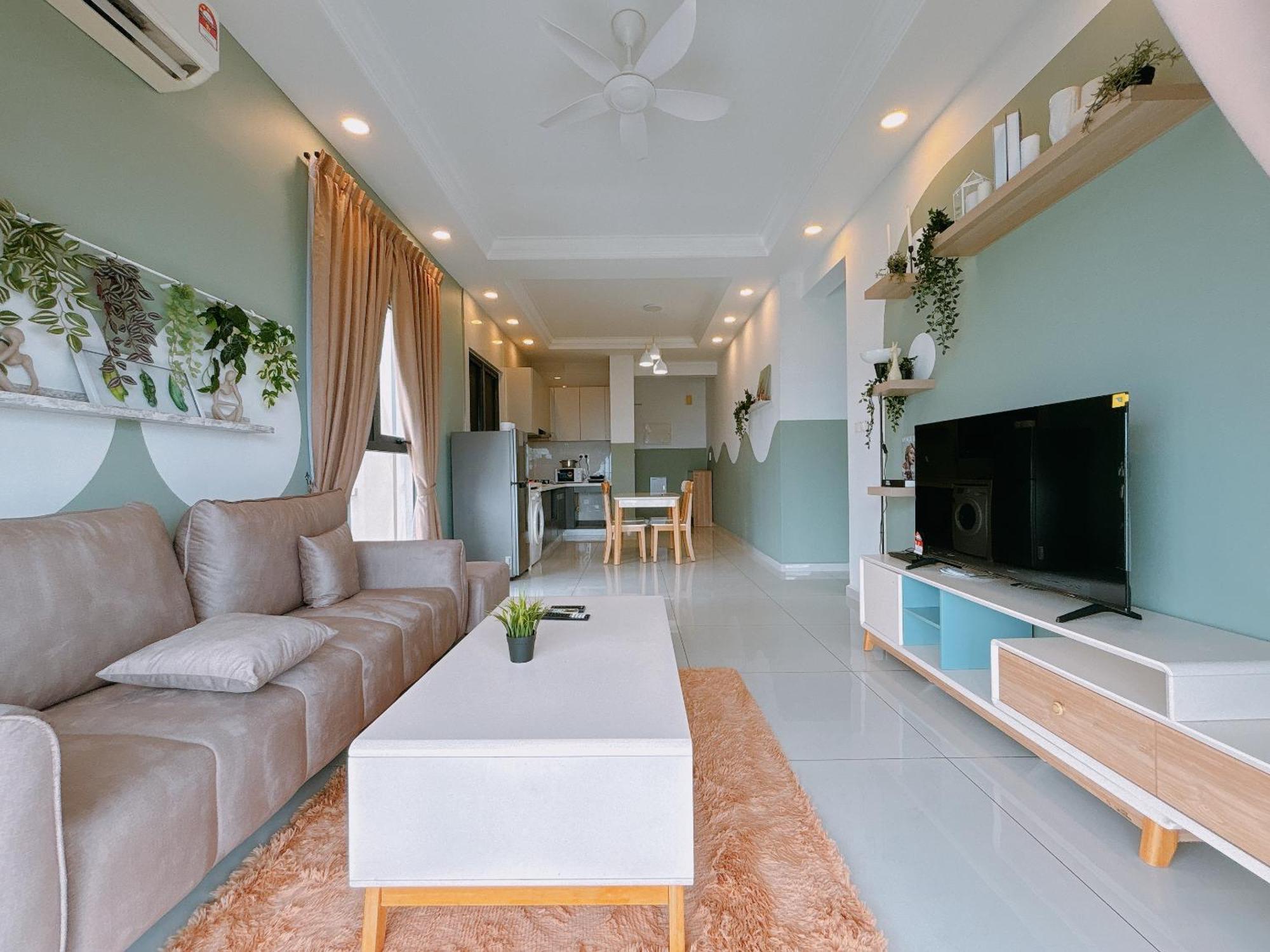 Apartment Seafront Country Garden Danga Bay By Lions Bay