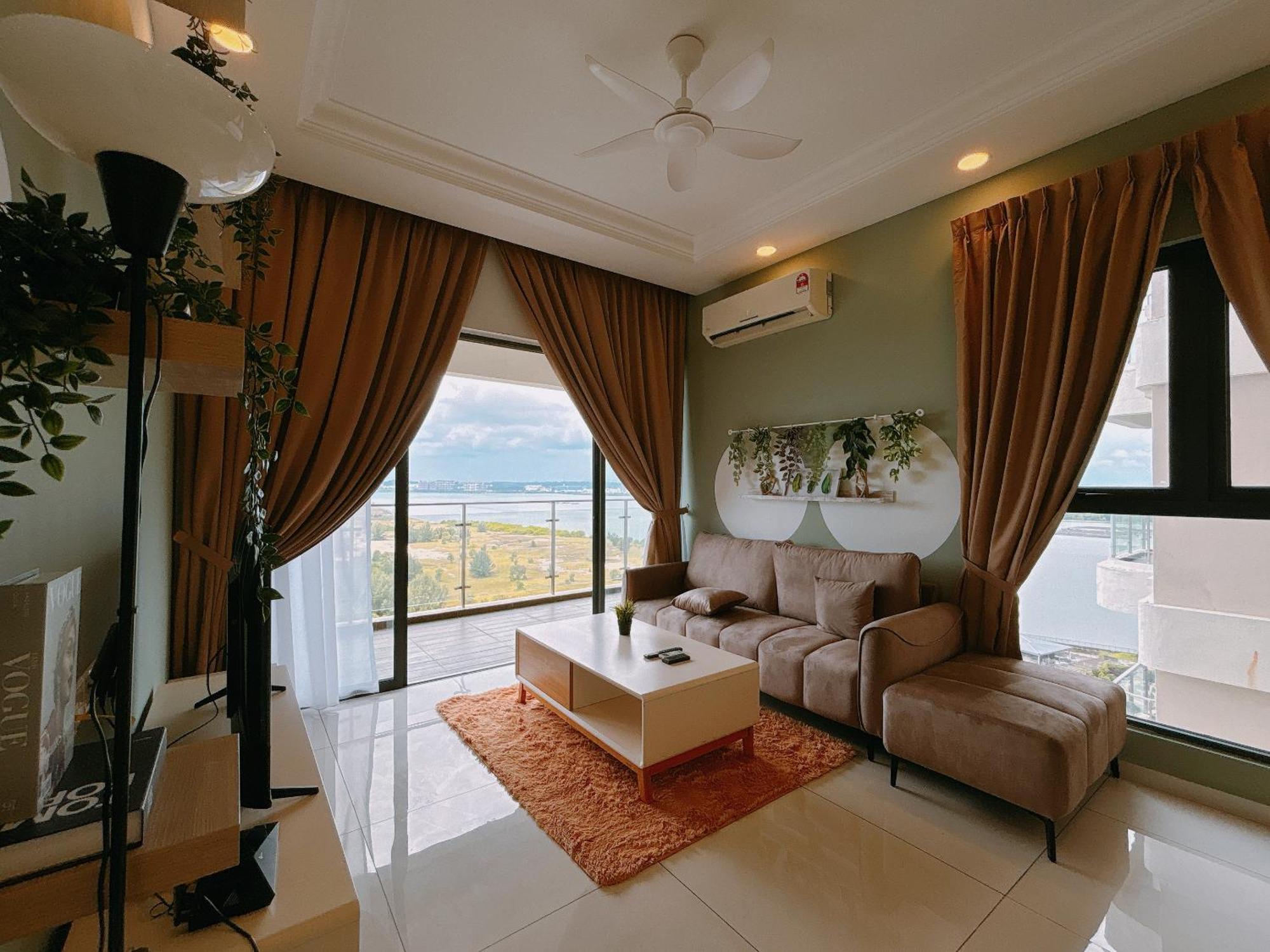Seafront Country Garden Danga Bay By Lions Bay *