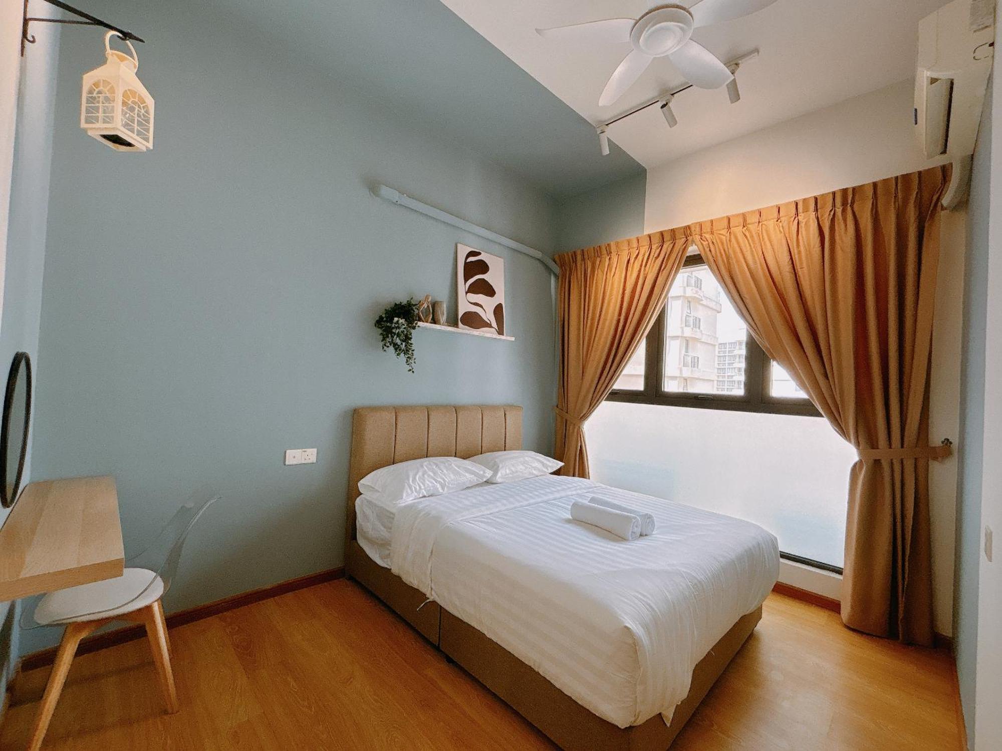 Apartment Seafront Country Garden Danga Bay By Lions Bay *